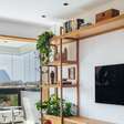 Decoração contemporânea cozy dá ar de casa para apê de 100 m²