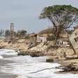 A praia brasileira que o mar está engolindo