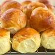 Pão de leite fofinho igual padaria: caseiro, quente e dourado