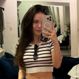 Larissa Manoela usa top cropped listrado nos bastidores da Globo
