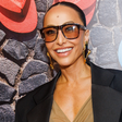 Lição fashion: Sabrina Sato usa blazer comprido com vestido curto