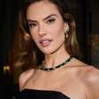 Alessandra Ambrosio usa pretinho de quase 40 anos em Cannes