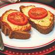 Bruschetta: queijo derretido, pão crocante, interior macio
