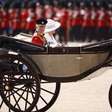 Rei Charles III rende homenagem às vítimas do acidente da Air India