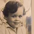 Nascido em 1967, esse menino fofo, de olhar marcante e cabelo cacheado não fazia ideia que seria vilão de famosa novela da Globo. Reconhece?