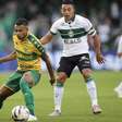 Em jogo com lance inusitado, Coritiba bate Cuiabá em duelo pela Série B