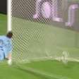 Goleiro aceita e "engole" golaço no Grego; assista