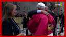 Papa Leão XIV quebra protocolo e abraça irmão durante missa inaugural no Vaticano