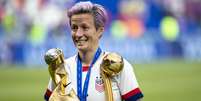Megan Rapinoe dos Estados Unidos com a Copa do Mundo, Bota de Ouro e bola de ouro após Estados Unidos ganhar Final da Copa do Mundo de Futebol femenina 2019, 2-0, contra Holanda, realizada no Estádio de Lyon, em Lyon, França  Foto: Richard Callis / Fotoarena / Estadão