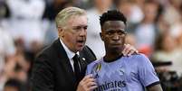Vini Jr. em conversa com o técnico Carlo Ancelotti durante partida  Foto: REUTERS/Pablo Morano