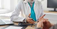 É importante saber que não são todas consultas médicas que podem ser justificadas por atestado médico Foto: REUTERS