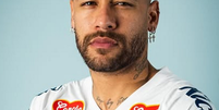 Neymar em uma sessão de fotos para o Santos  Foto: Guilherme Kastner / Santos FC