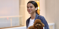 Bruna Marquezine com a cachorrinha em aeroporto  Foto: Priscila Silva/AgNews