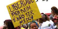 Mulheres fogem de assalto, assédio e preconceito. Pesquisa mostra que 26% não vão ao Carnaval por causa da violência.  Foto: Tania Rego/AB