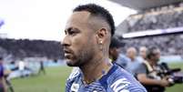 Neymar chegou a tirar o colete no jogo, mas não saiu do banco  Foto: Sports Press Photo / GettyImages