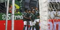 Jogadores do Palmeiras comemoram gol contra o São Paulo  Foto: Estadão Conteúdo/LECO VIANA