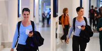 Ana Paula Arósio é flagrada em aeroporto e sorri para paparazzo  Foto: Webert Belicio / Agnews 