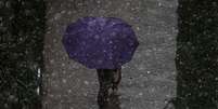 04/04/2025 - Pedestre caminha durante chuva na zona norte da capital paulista. FOTO:Werther Santana/Estadão Foto: Werther Santana/Estadão / Estadão