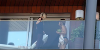 Lady Gaga cobre seios com coco na sacada do Fasano  Foto: Crédito  | AGNEWS 