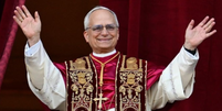 O Papa Leão XIV saúda o mundo pela primeira vez para conceder sua bênção Urbi et Orbi. O Cardeal Robert Francis Prevost foi eleito como o 267º Sucessor de Pedro pelos 133 cardeais eleitores, na quinta-feira, 8 de maio.  Foto: Vatican News