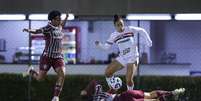 Nos minutos iniciais da partida, domínio do São Paulo: as Soberanas tiveram mais posse de bola e levaram mais perigo às adversárias. No lance, Dudinha, do Tricolor, disputa bola com Gislaine, do Flu  Foto: Ettore Chiereguini/Especial para o Terra