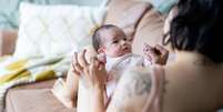 A psicose pós-parto pode causar sintomas graves, como a total falta de sono e desconexão da realidade  Foto: Getty Images / BBC News Brasil