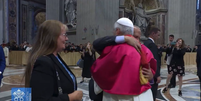 Papa Leão XIV abraça irmão Louis Foto: Vatican News / Reprodução
