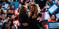 Kamala Harris abraça Beyoncé durante campanha presidencial de 2024  Foto: Getty Images