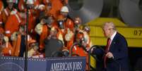 Donald Trump se encontra com operários do setor metalúrgico americano, em 30 de maio de 2025, em West Mifflin, na Pensilvânia.  Foto: Getty Images via AFP - JEFF SWENSEN / RFI