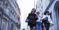 Pedestres caminham na Rua 15 de Novembro no centro de São Paulo em dia de frio Foto: Daniel Teixeira/Estadão - 29/05/2025 / Estadão