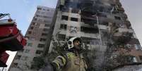 Explosão atinge prédio em Terrã após ataque israelense.  Foto: AP - Vahid Salemi / RFI