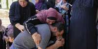 Palestinos lamentam a morte de Ammar Hamayel, de 13 anos, morto por um tiro do exército israelense em 24 de junho de 2025 em Kafr Malik.  Foto: © Nasser Nasser / AP / RFI