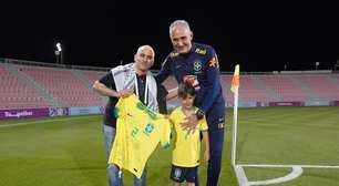 Tite encontra torcedor que carregou neto no colo no metrô