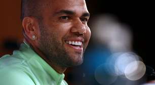 Daniel Alves diz que 'toca até pandeiro se for necessário' na Seleção