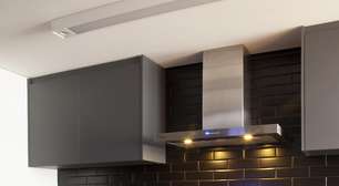 Cozinha de apê tem bancada com 5,6 m em granito e subway tiles no frontão
