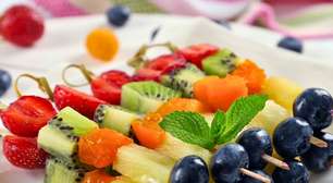Espetinho de frutas fácil e saudável - perfeito para o verão