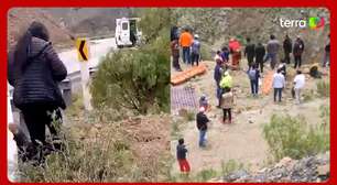 Ônibus cai em abismo de 800 metros e deixa mais de 30 mortos na Bolívia