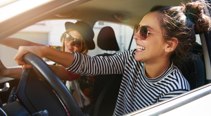 Por que muitas pessoas reduzem o volume do carro antes de estacionar?