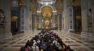 Basílica de São Pedro fica lotada no último dia de velório do papa Francisco