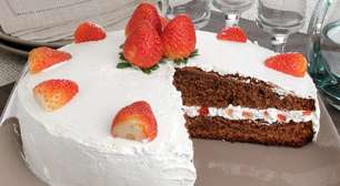 Bolo de chocolate com morango sem lactose para todos aproveitarem