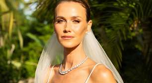 Descalça, Renata Kuerten se casa com vestido de noiva slip dress