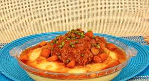 Frango ao molho com polenta na panela de pressão para o jantar