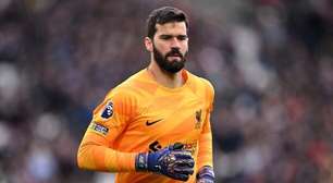 Alisson exalta torcida e lendas do Liverpool na festa do título