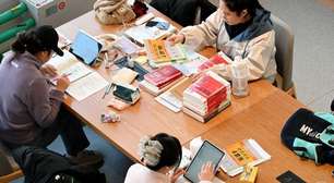 A estudante chinesa que acusa universidade de fazê-la 'tirar as calças' para dar licença menstrual