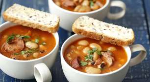 Caldo de feijão branco com linguiça cheio de sabor