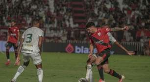 Em mais uma noite de Tadeu, Goiás vira sobre Atlético-GO e segue líder isolado da Série B