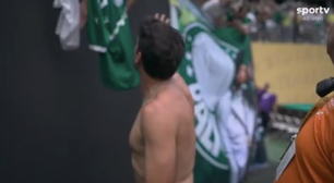 Abel Ferreira tira camisa para dar de presente para torcedor do Palmeiras e prevê bronca da mulher: 'Vai dizer que foi uma vergonha'
