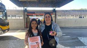 Lutadoras: mãe vende brigadeiro no trem para manter a filha no tatame em SP