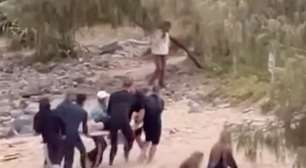 Tubarão ataca jovem e o persegue até a areia em praia australiana; veja vídeo