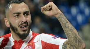 Goleiro falha e Mitroglou vira para o Olympiacos contra o OFI